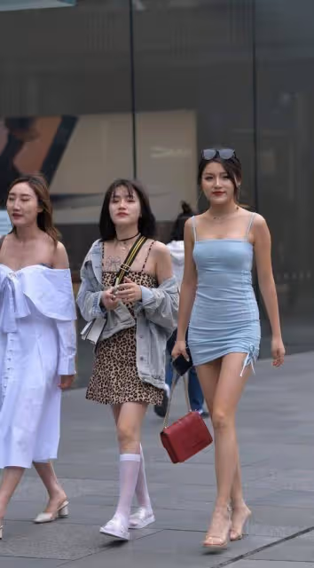 凹凸有致的身姿要一條弔帶裙來托襯！美女身材非常有料！很性感！