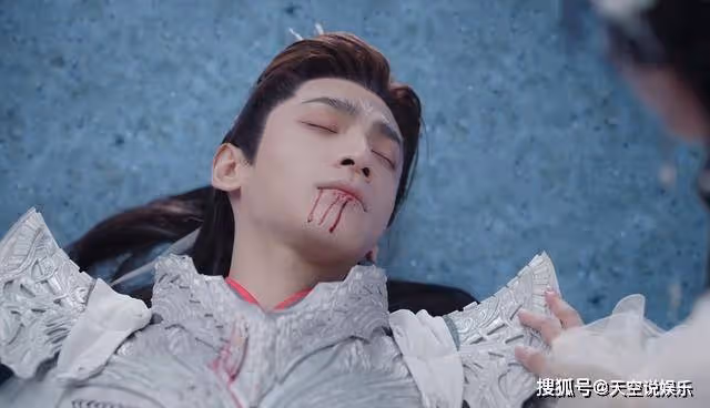 《長月燼明》新婚之夜獨守空房，桑酒的悲劇，從獻髓那一刻就開始了