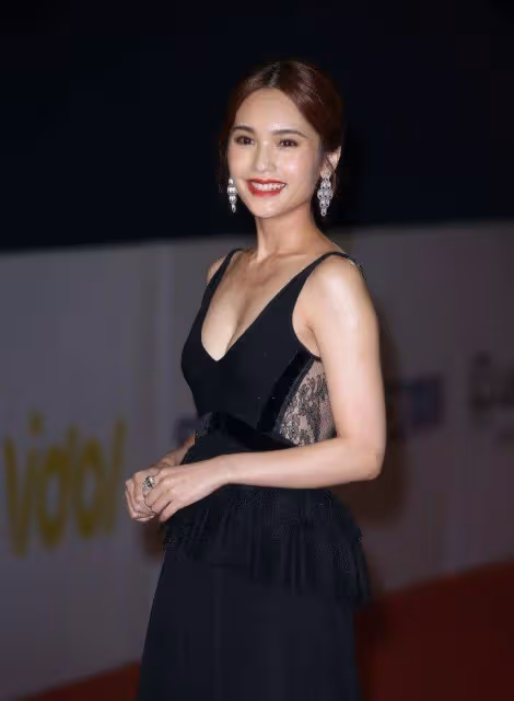 楊丞琳穿弔帶裙閃耀紅毯，事業線太豐腴了，衣服根本藏不住