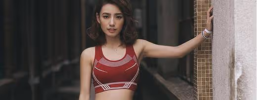 小姐姐溫柔的「誘惑」弔帶裙滑落不管不顧，一看就是故意的！