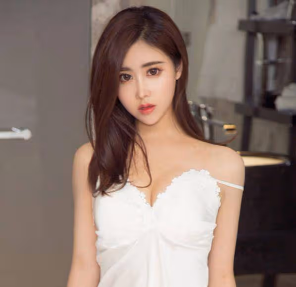 小姐姐溫柔的「誘惑」弔帶裙滑落不管不顧，一看就是故意的！