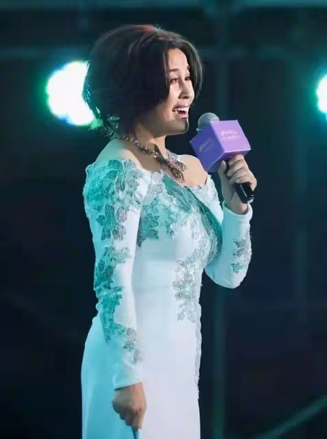 劉曉慶70歲穿緊身裙還露肩，腰細臀肥似小姑娘，但一看臉就不年輕
