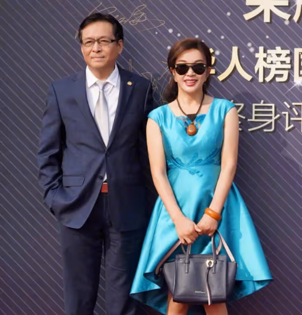 劉曉慶70歲穿緊身裙還露肩，腰細臀肥似小姑娘，但一看臉就不年輕