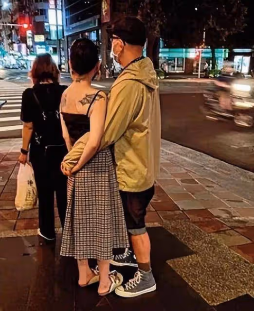 嫁給愛情確實不一樣！大S穿弔帶像小女生，和具俊曄壓馬路秀恩愛