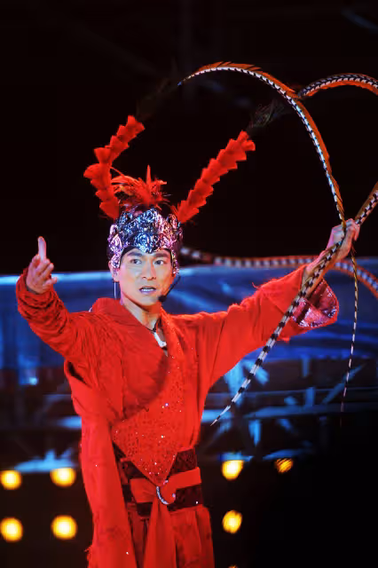 原來90年代劉德華的演唱會造型跟2023年華晨宇比,同時代比有過之而無不及