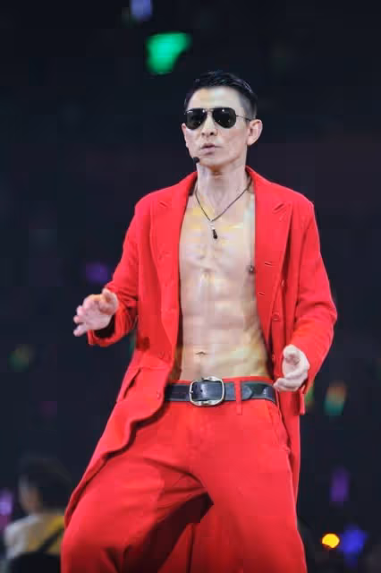 原來90年代劉德華的演唱會造型跟2023年華晨宇比,同時代比有過之而無不及
