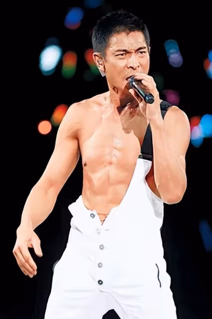 原來90年代劉德華的演唱會造型跟2023年華晨宇比,同時代比有過之而無不及