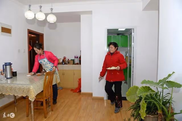 我拋夫棄女跟富商跑了,被富商拋棄後回家看到女兒,她對我說……
