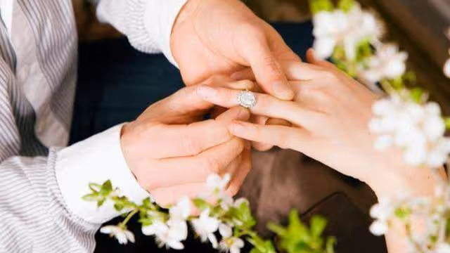 我生完女兒後,丈夫說我胖的像豬,離婚不到3個月,他後悔了