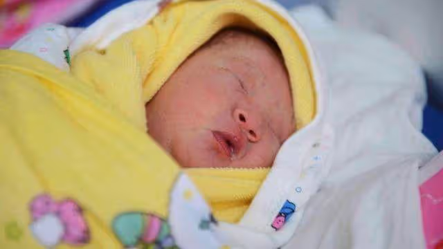 光混漢收養一個女孩，女兒出嫁那天這樣做，村民都炸了鍋
