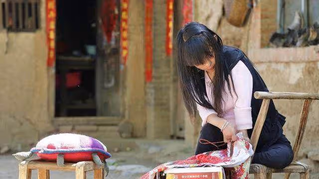 光混漢收養一個女孩，女兒出嫁那天這樣做，村民都炸了鍋