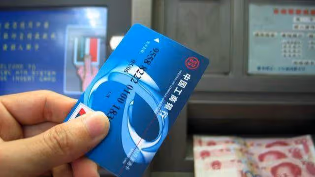 我生完女兒後,婆婆不僅不幫襯我,還讓我每月給她3000元生活費