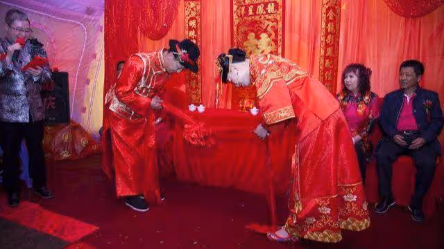 我懷孕後,讓丈夫睡到書房,夜起時,我聽到書房裡有女人的聲音