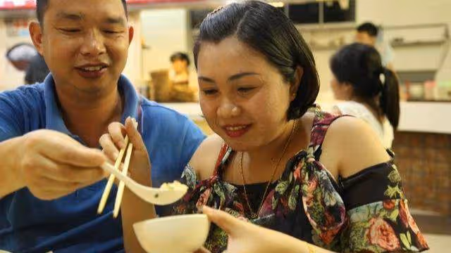我在門口聽到嫂子說:「老不死的」,後來,我每個月給她1200元