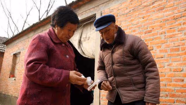 我在門口聽到嫂子說:「老不死的」,後來,我每個月給她1200元