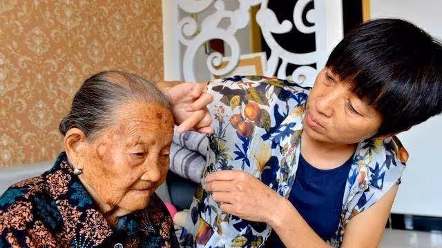 我伺候婆婆數10年,她卻把10個「袁大頭」都給了弟媳