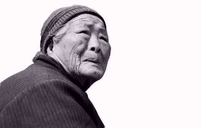 鄉下婆婆給我一個包裹,打開以後,我為什麼會哭呢?