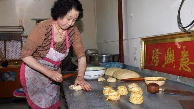 我懷孕後,鄉下婆婆送來一筐山楂,老公卻罵婆婆
