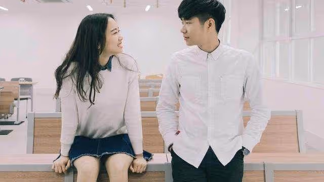 深夜,我起身去找吃的,廚房卻亮著燈,但老公加班尚未回來