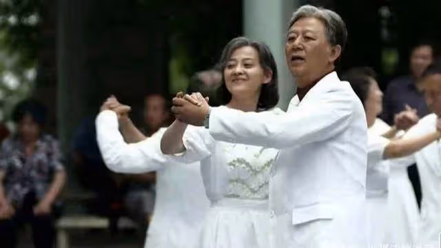 妻子在客廳躺著，父親卻在做飯，出軌男要打妻子，卻被父親罵醒