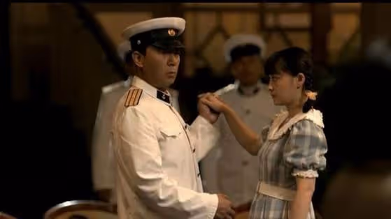 妻子在客廳躺著，父親卻在做飯，出軌男要打妻子，卻被父親罵醒