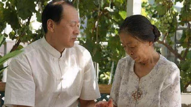 婚禮現場,岳父母帶來兩個人,嚇得我當場下跪