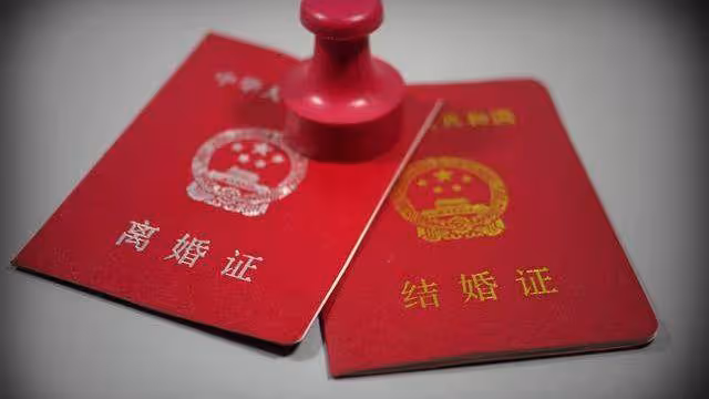 我跟前夫離婚那天,公公不願意讓我走,還說他要養我