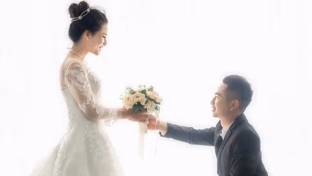 我跟前夫離婚那天,公公不願意讓我走,還說他要養我