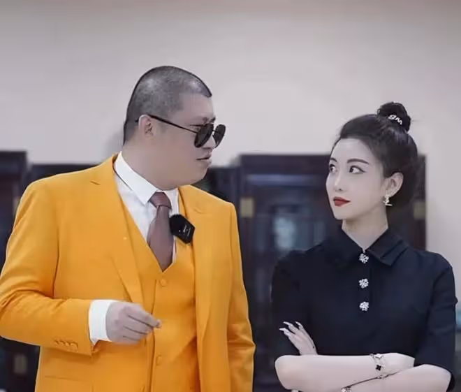 網紅二驢很鬱悶,在百萬人直播間展示剛買別墅1.8億,被官方永封