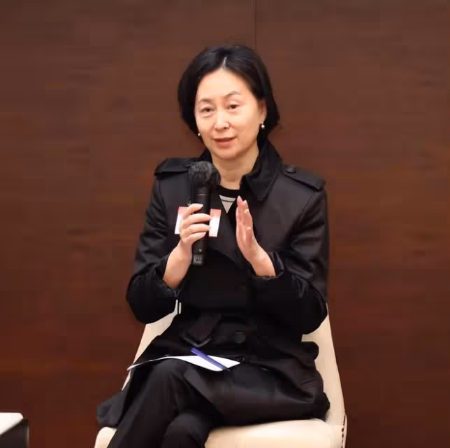梁安琪地位穩步上升,與何超瓊同坐一排為何家事業助力