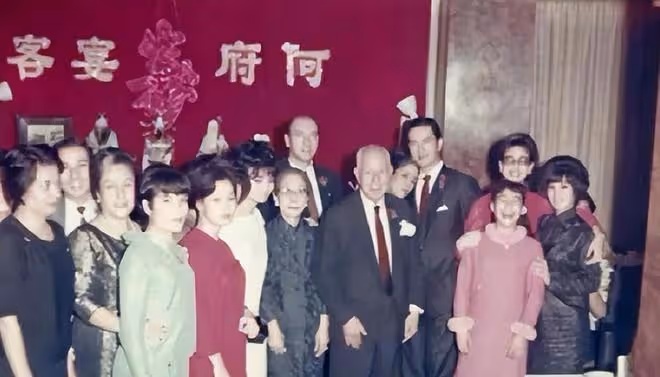 黎婉華年輕時期合影照:助力何鴻燊事業騰飛,黎夫人英姿颯爽