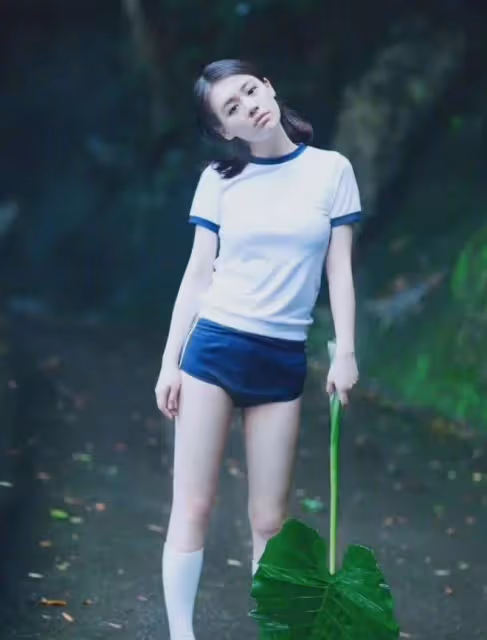 馬思純素顏約會，與男友摟抱挽手有夫妻相，街頭扭腰擺胯似廣場舞