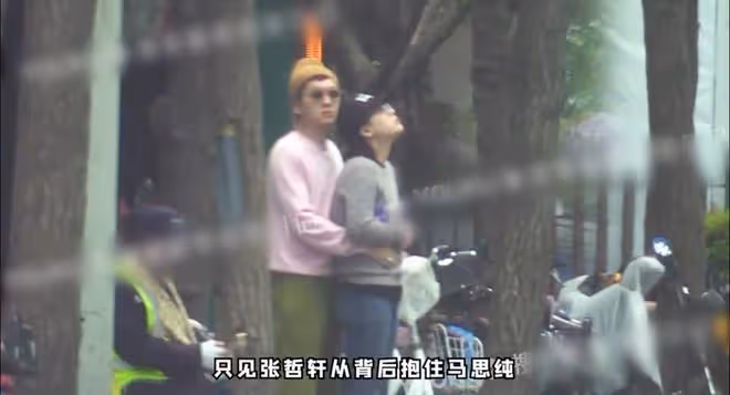 馬思純素顏約會，與男友摟抱挽手有夫妻相，街頭扭腰擺胯似廣場舞