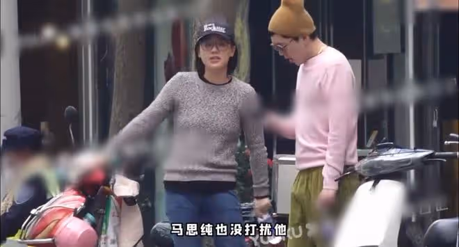 馬思純素顏約會,與男友摟抱挽手有夫妻相,街頭扭腰擺胯似廣場舞