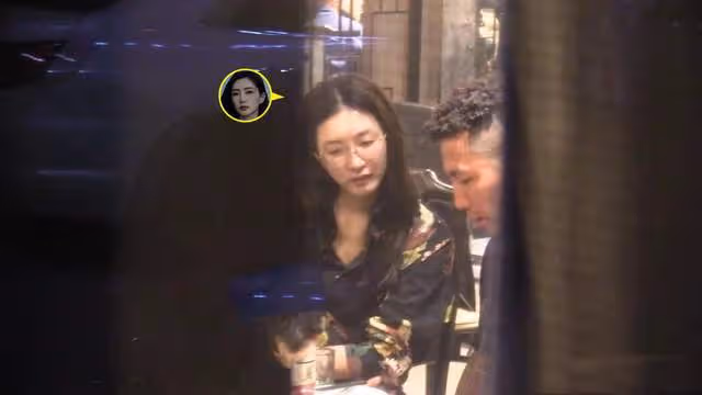 眾星聚餐引發交通事故!鄧超馮小剛等被圍堵,路人女生遭汽車撞傷