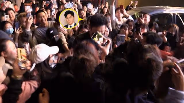 眾星聚餐引發交通事故!鄧超馮小剛等被圍堵,路人女生遭汽車撞傷