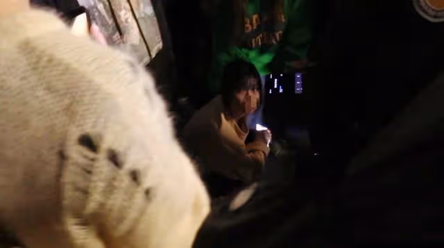 眾星聚餐引發交通事故!鄧超馮小剛等被圍堵,路人女生遭汽車撞傷