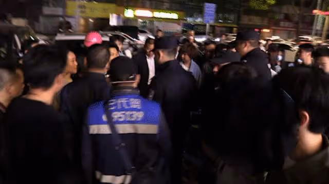 眾星聚餐引發交通事故!鄧超馮小剛等被圍堵,路人女生遭汽車撞傷