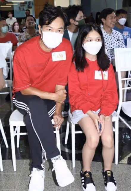 TVB視帝妻子罕見曬素顏!被指面部腫脹疑似發福,與丈夫險離婚