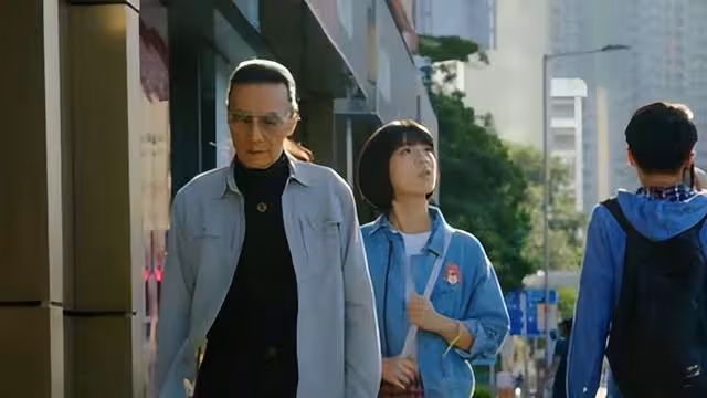 86歲謝賢新戀情曝光?與短裙女子海邊散步,原來並不是本人