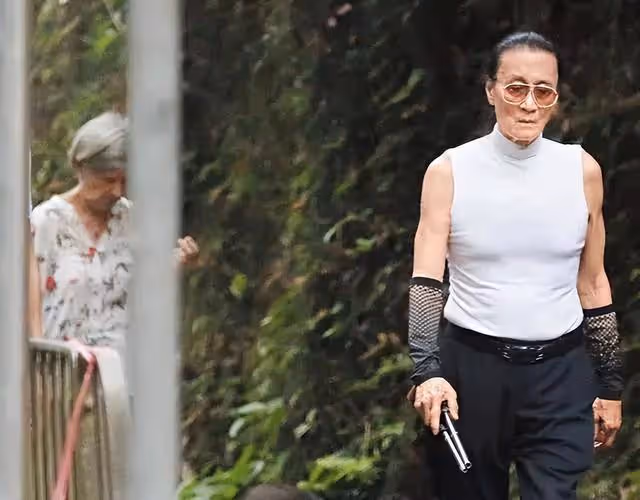 86歲謝賢新戀情曝光?與短裙女子海邊散步,原來並不是本人
