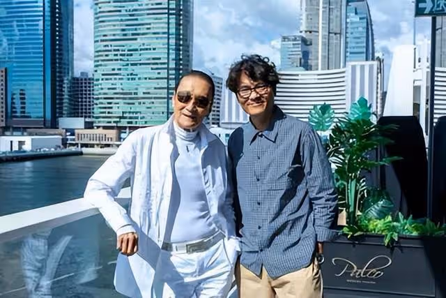 86歲謝賢新戀情曝光?與短裙女子海邊散步,原來並不是本人