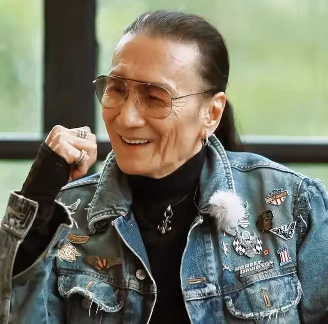 86歲謝賢新戀情曝光?與短裙女子海邊散步,原來並不是本人