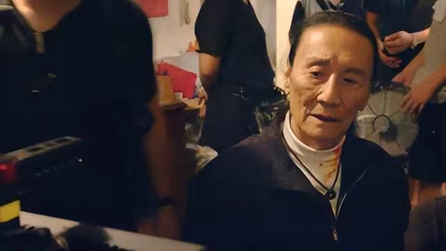 86歲謝賢新戀情曝光?與短裙女子海邊散步,原來並不是本人