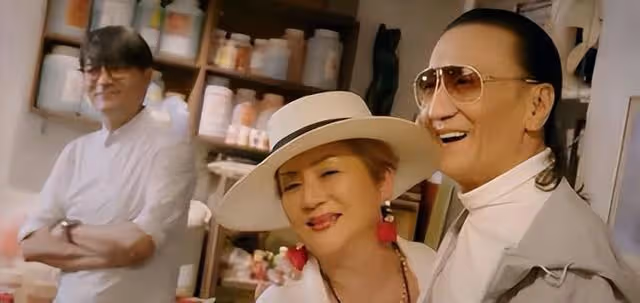 86歲謝賢新戀情曝光?與短裙女子海邊散步,原來並不是本人