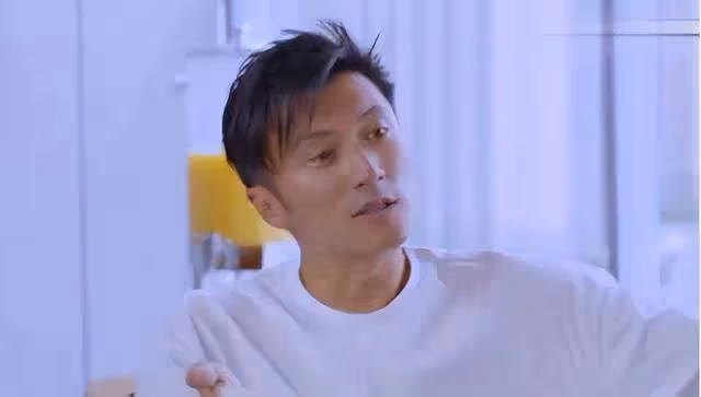 86歲謝賢新戀情曝光?與短裙女子海邊散步,原來並不是本人