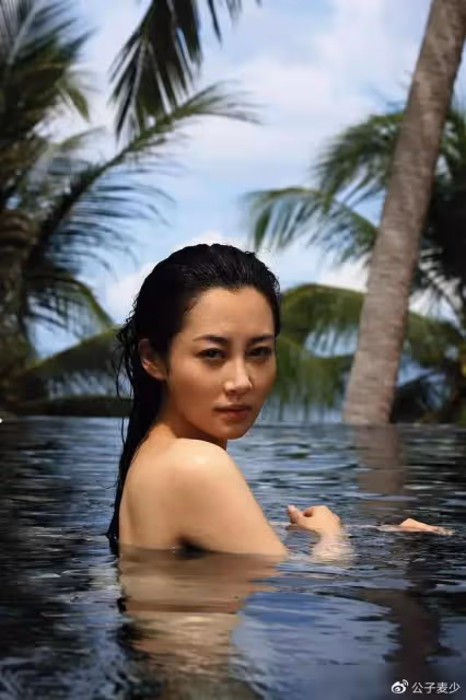 許晴的女人味,一般人還真頂不住,54歲依然前凸後翹身材豐腴