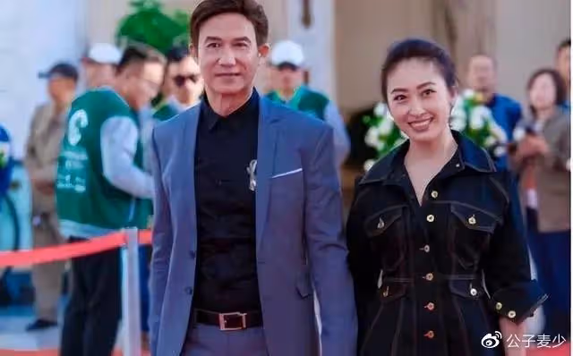 左千戶李子雄被趕出門,入住30元一晚舊旅館,小23歲嬌妻罕見曝光