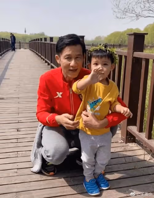 左千戶李子雄被趕出門,入住30元一晚舊旅館,小23歲嬌妻罕見曝光