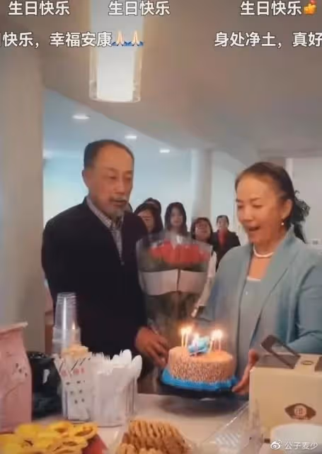 呂麗萍美國慶63歲生日!與兒子張博宇4年未見,曝流落街頭撿垃圾